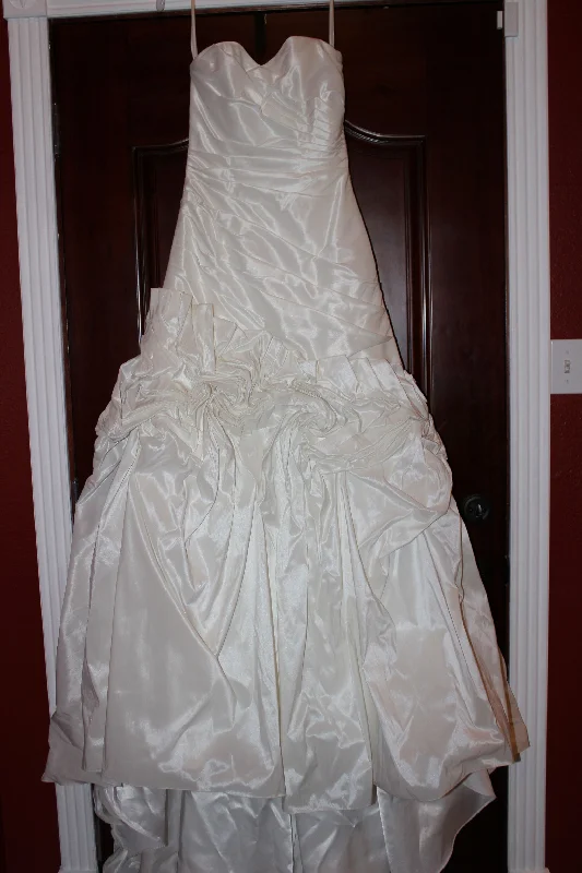 Hurry! While Supplies Last!Alfred Angelo piccione