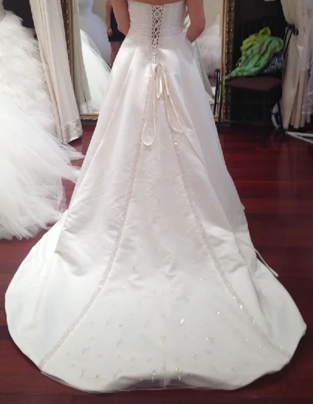 Exclusive Savings This Week!Other A shaped wedding dress. The dress includes shoes