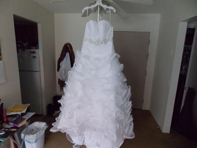 Get the Best for Less!Vera Wang Vera Wang Galina Signature Size 14